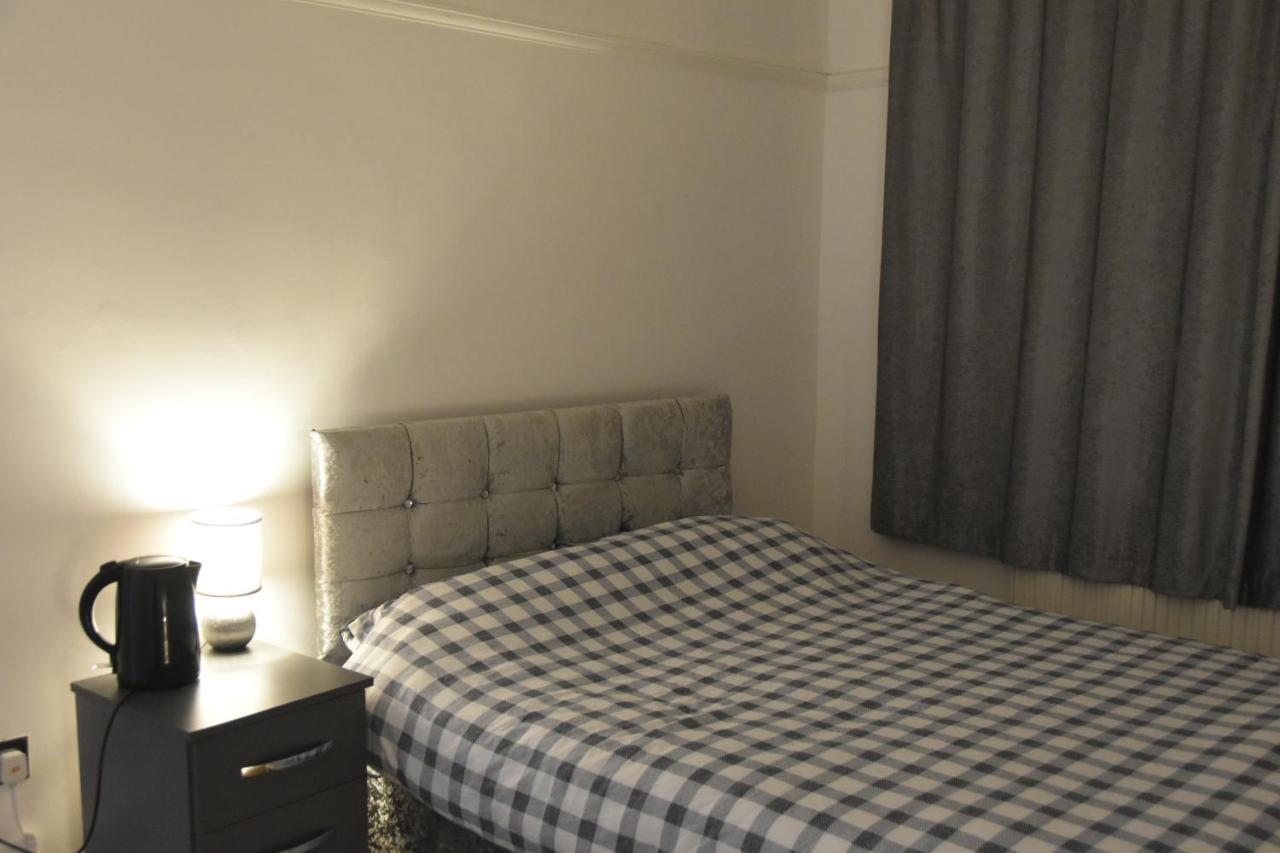 Отель Clarendon House Лутон Экстерьер фото