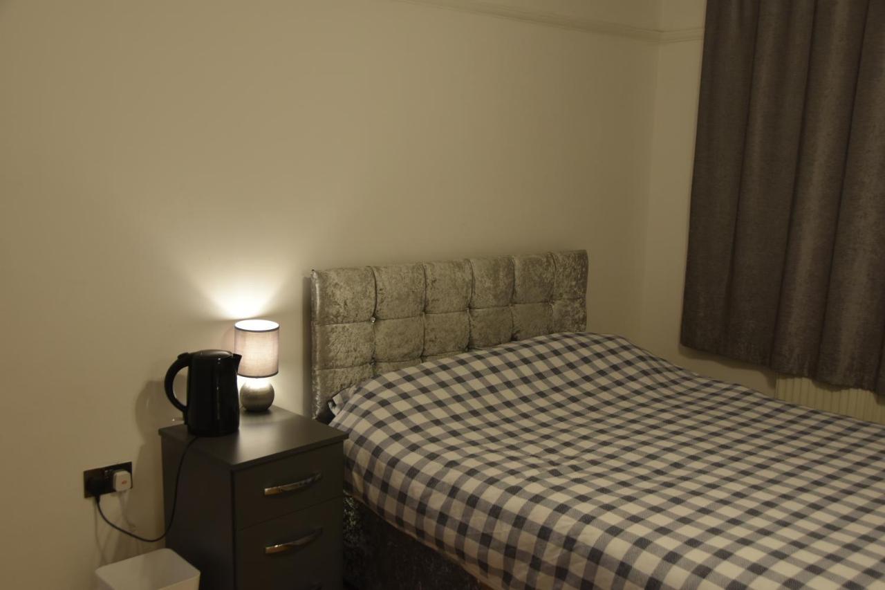 Отель Clarendon House Лутон Экстерьер фото
